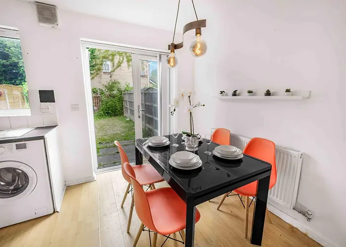 Manchester City Centre House, Perfect For Long Stays! Parking, Wifi, Outdoor Space