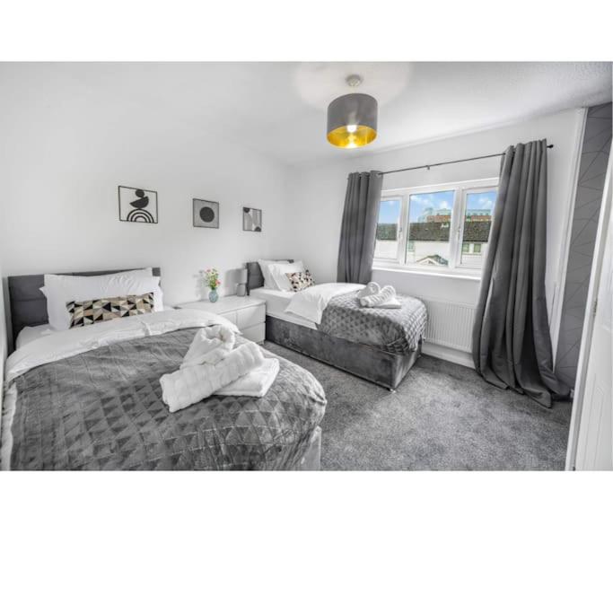 Centre House, Perfect For Long Stays! Parking, Wifi, Outdoor Space Holiday home Manchester