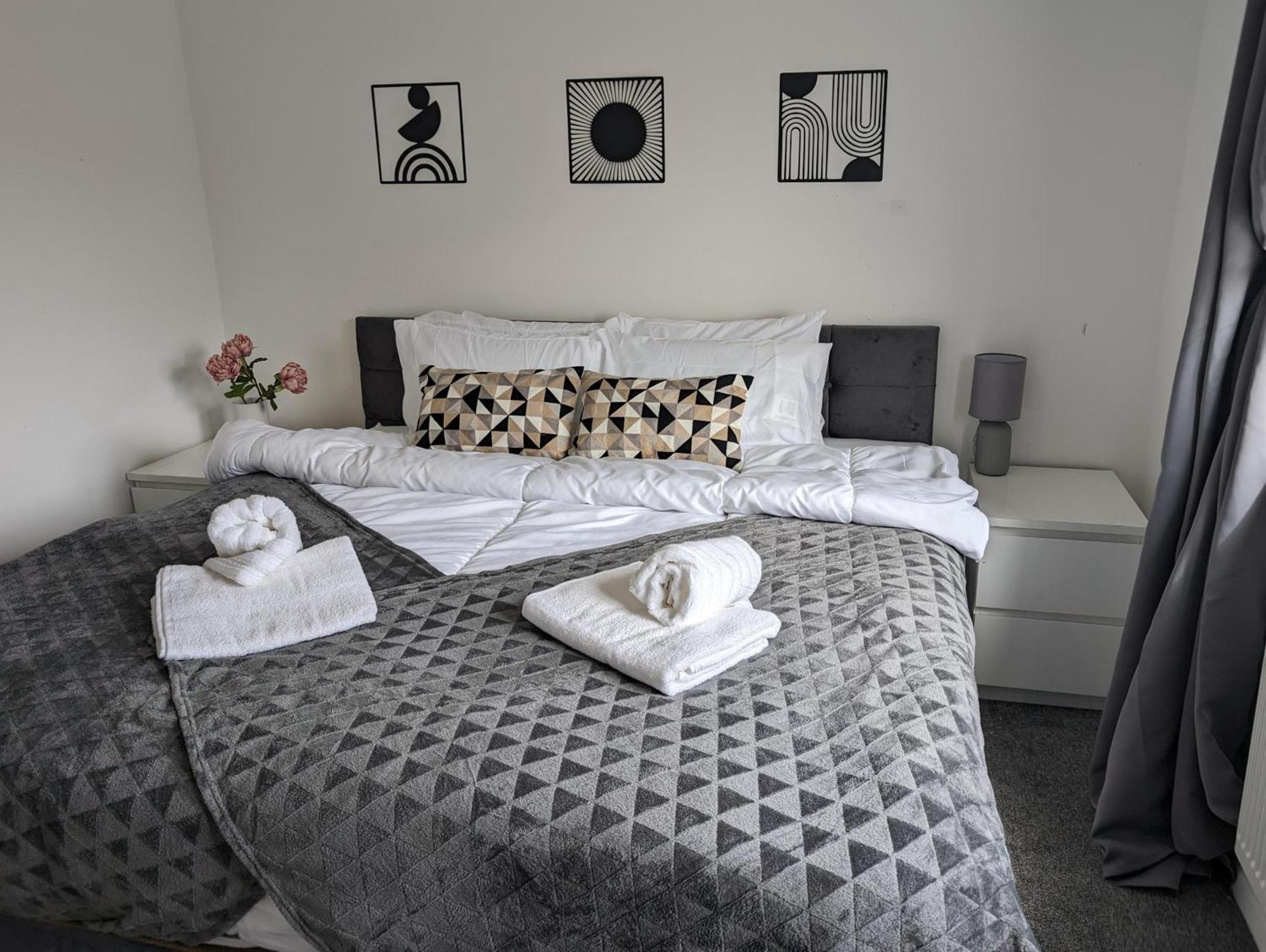 Holiday home Centre House, Perfect For Long Stays! Parking, Wifi, Outdoor Space Manchester